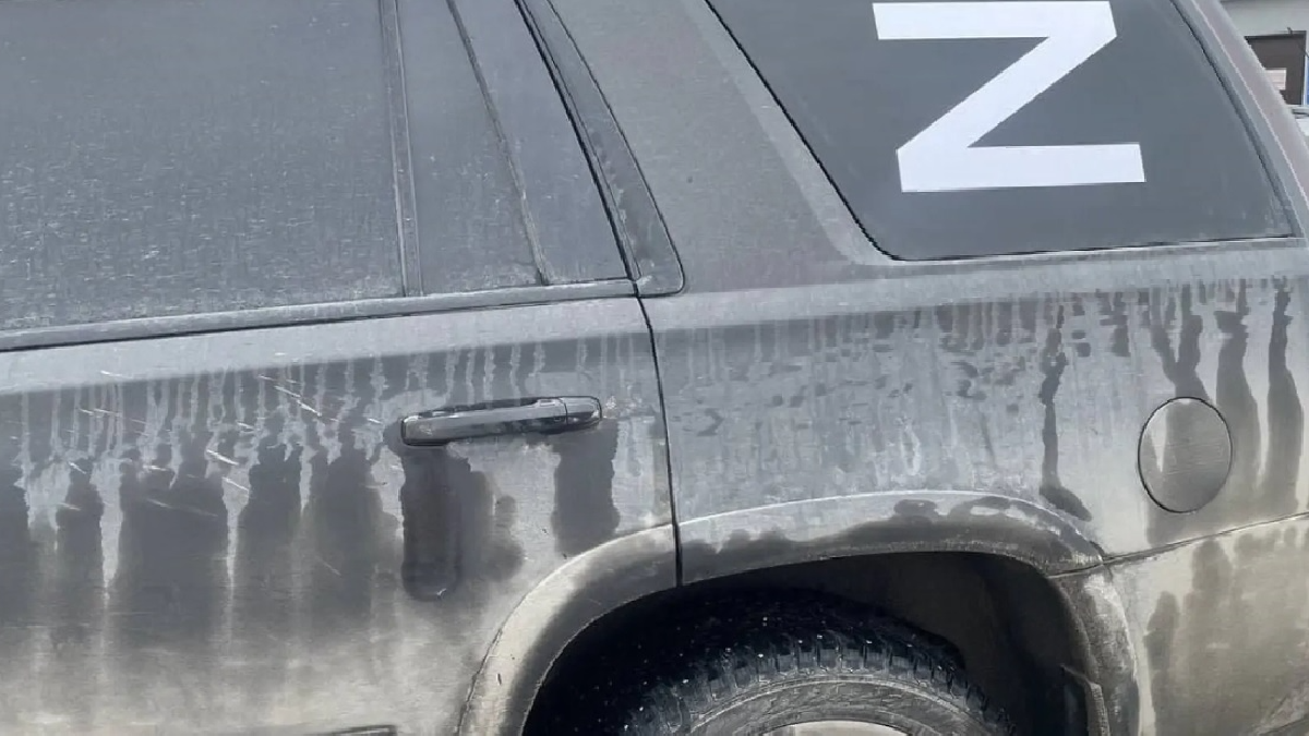 В окупованому Криму водії знімають з автівок літери «Z» та «V», але ними змушують обклеювати громадський транспорт